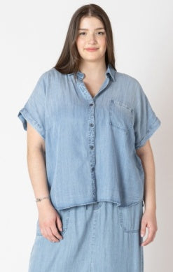 Curvy Short Sleeve Medium Blue Wash Button Up